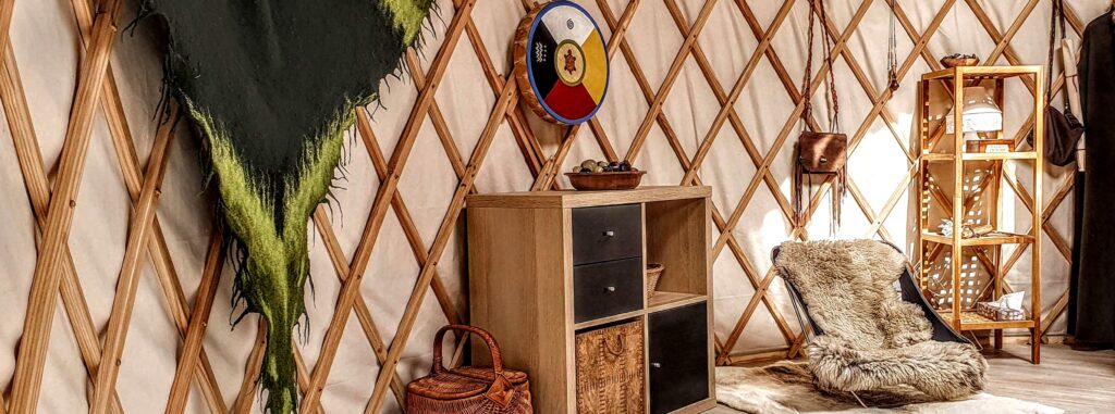 Inde i jurten er der et trygt, varmt og hyggeligt rum til terapien.